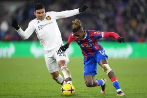 Casemiro nhận thẻ vàng thứ 5 trong mùa giải và bị treo giò trong chuyến làm khách trước đội đầu bảng Arsenal.