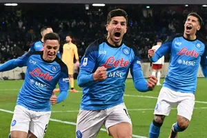 Napoli bỗng nhiên cao hơn tất thẩy khi các đối thủ đều cúi đầu.