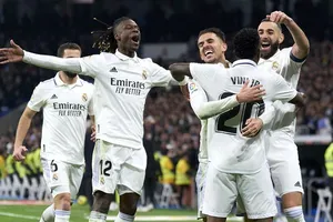 Real Madrid vẫn kém 5 điểm so với đội đầu bảng Barcelona sau lượt đi. 