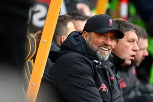 HLV Jurgen Klopp nở nụ cười đầy vẻ ngán ngẩm trên băng ghế chỉ đạo.