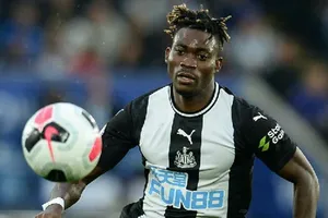 Christian Atsu khi khoác áo Newcastle.