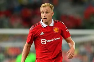 Không chỉ điền tên như một sự động viên, HLV Erik ten Hag gửi thông điệp rằng Donny van de Beek vẫn nằm trong kế hoạch mùa tới.