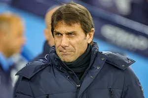 HLV Antonio Conte đã bay trở lại Anh vào thứ tư sau ca phẫu thuật túi mật.
