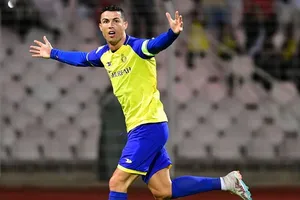 Cristiano Ronaldo lập poker, vượt mốc 500 bàn ở các giải vô địch quốc gia.