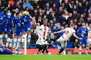 Cú sút phạt của James Ward-Prowse nhấn chìm Chelsea ngay tại Stamford Bridge.