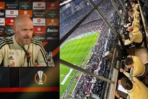 HLV Ten Hag cử 8 nhà phân tích đến Camp Nou để ghi lại tất cả những diễn biến lượt đi.