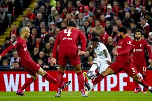 Tiền đạo trẻ Vinicius thoải mái trừng phạt Liverpool bằng một cú cứa lòng không tưởng. 