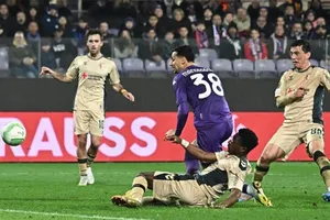 Rolando Mandragora dứt điểm ghi bàn khởi đầu màn ngược dòng cho Fiorentina.