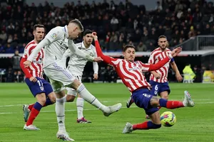 Real Madrid chật vật khi Atletico tổ chức chặt chẽ với hàng thủ 5 người.