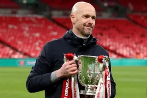 HLV Erik ten Hag hạnh phúc với danh hiệu cúp Liên đoàn.