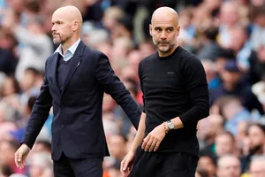 Pep Guardiola chúc mừng Erik ten Hag với danh hiệu đầu tiên, nhưng cũng đầy vẻ mỉa mai.