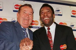 Just Fontaine giờ đã gặp lại Pele ở thế giới khác.