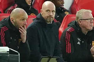 HLV Erik ten Hag đành bất lực trước thế trận vỡ vụn tại Anfield.