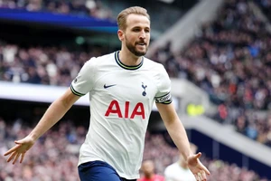 Harry Kane ghi cú đúp nâng số bàn thắng mùa này lên con 20 bàn.