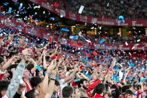 Khán giả chủ nhà ném những tờ tiền giấy có dòng chữ “mafia $” và huy hiệu của Barca xuống sân, cùng với đó hô vang “Barca xuống hạng”