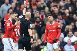 Casemiro nhận thẻ đỏ trực tiếp lần thứ 2 trong 3 trận ra sân gần nhất ở Premier League.