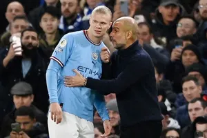 HLV Pep Guardiola vẫn luôn rất tích cực truyền đạt cho Erling Haaland.