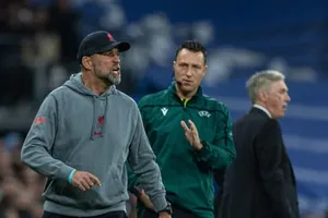 HLV Jurgen Klopp dần chứng kiến mùa giải trôi khỏi tầm tay.