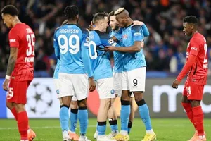 Napoli thắng chung cuộc 5-0 để lọt vào tứ kết Champions League lần đầu tiên trong lịch sử.
