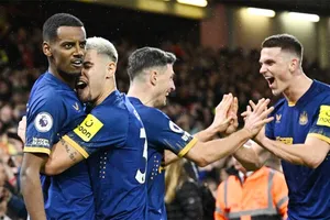 Cú đúp bàn thắng của Alexander Isak giúp Newcastle giành chiến thắng 2-1 trên sân Nottingham Forest.