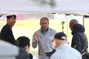 Son Heung-min thích thú khi xem cuộc thảo luận của tân HLV Jurgen Klinsmann và ban huấn luyện.