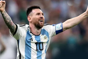 Lionel Messi mừng bàn thắng thứ 800 trong sự nghiệp.