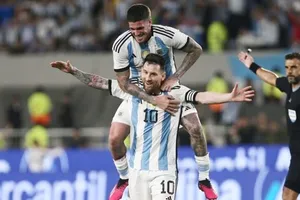 Lionel Messi ghi một hat trick vào lưới Curacao giúp nhà vô địch World Cup giành chiến thắng đậm đà 7-0.