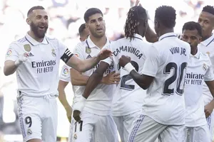 Karim Benzema ghi cú hat-trick chớp nhoáng giành chiến thắng 6-0 cho Real Madrid trước Valladolid.