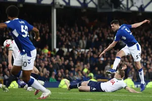 Bàn thắng đẹp mắt của trung vệ Michael Keane đã giúp Everton gỡ hòa 1-1 Tottenham.