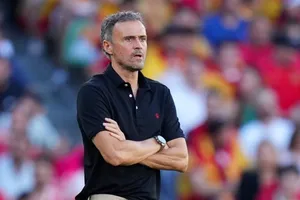 HLV Luis Enrique chỉ lắng nghe lời mời từ một đội bóng lớn.