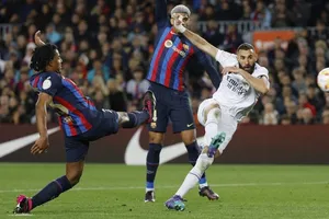 Karim Benzema ghi hat-trick để nhấn chìm Barcelona, đưa Real Madrid vào chung kết cúp Nhà Vua.