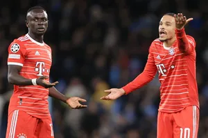Sadio Mane và Leroy Sane tranh cãi trên sân vào cuối trận tại Etihad.