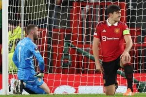 Harry Maguire phản lưới nhà khiến Man.United để Sevilla gỡ hòa 2-2.