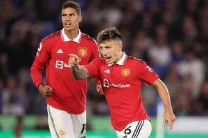 Man.United chính thức mất bộ đôi trung vệ hay nhất Lisandro Martinez - Raphael Varane.