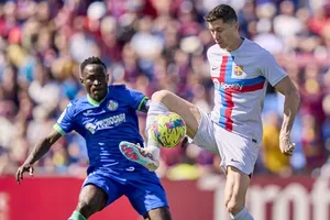 Tiền đạo chủ lực Robert Lewandowski im tiếng, Barca gây thất vọng.