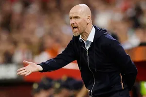 HLV Erik ten Hag thất vọng khi chứng kiến mục tiêu “cú ăn ba” thất bại.