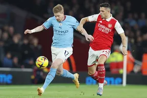 Arsenal sẽ tiêu tan tham vọng trở lại đỉnh cao sau 19 năm nếu thua trên sân Man.City.