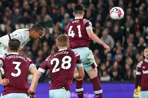Cú đánh đầu ghi bàn của trung vệ Joel Matip đã giúp Liverpool thắng 2-1 trên sân West Ham.