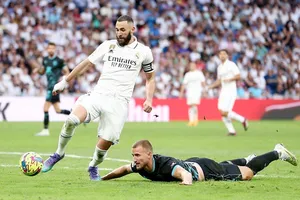 Karim Benzema ghi hat-trick giúp Real Madrid giành chiến thắng 4-2 trước Almeria.