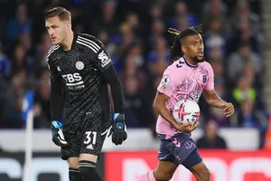 Thủ thành Daniel Iversen thất vọng khi Alex Iwobi gỡ hòa 2-2 cho Everton.