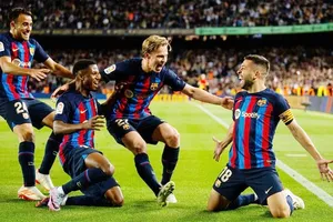 Jordi Alba giúp Barcelona tiến sát chức vô địch sau chiến thắng nhọc nhằn 1-0 trước Osasuna.