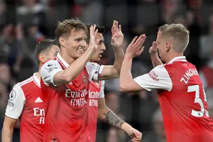 Arsenal tiếp tục duy trì cuộc chiến giành chức vô địch bằng cách đánh bại Chelsea 3-1.