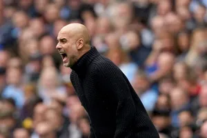 HLV Pep Guardiola nổi giận đùng đùng bên ngoài sân với cậu học trò cưng Erling Haaland.