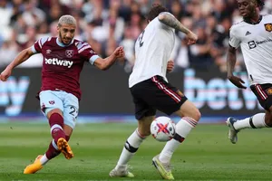 Said Benrahma tung cú sút ghi bàn thắng quan trọng cho West Ham.