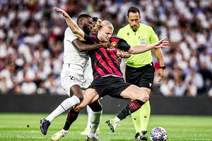 Erling Haaland khó khăn để có thể thoát ra khỏi sự kềm cặp của Antonio Rudiger.