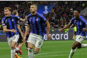 Edin Dzeko mở đường cho chiến thắng hoàn toàn áp đảo 2-0 trước AC Milan.