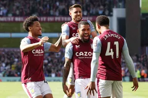 Aston Villa gia tăng cơ hội dự cúp châu Âu khi thắng 2-1 đối thủ cạnh tranh trực tiếp Tottenham.