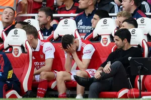 HLV Mikel Arteta xin lỗi vì màn sụp đổ của Arsenal đến thất bại 0-3 trên sân nhà trước Brighton.