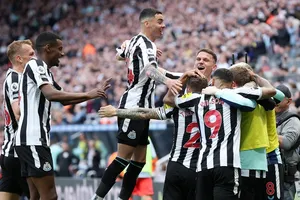 Newcastle gần đảm bảo suất Champions League khi hủy diệt Brighton.