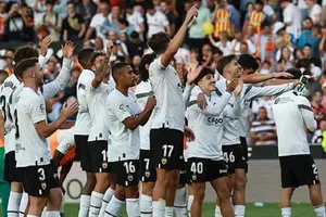 Cầu thủ Valencia ăn mừng khi tránh xa nguy cơ rớt hạng La Liga lần đầu tiên kể từ mùa giải 1986-1987.